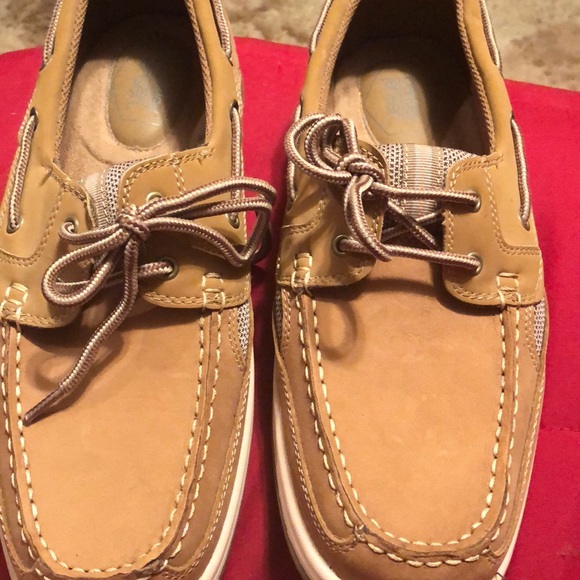 boys white adidas sneakers